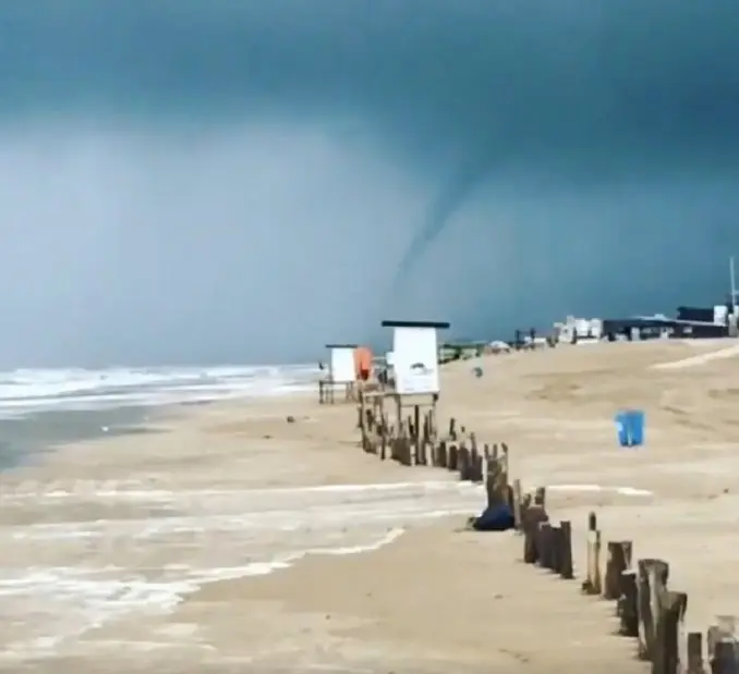 Temporal en la costa: Tromba marina destrozó paradores en Pinamar