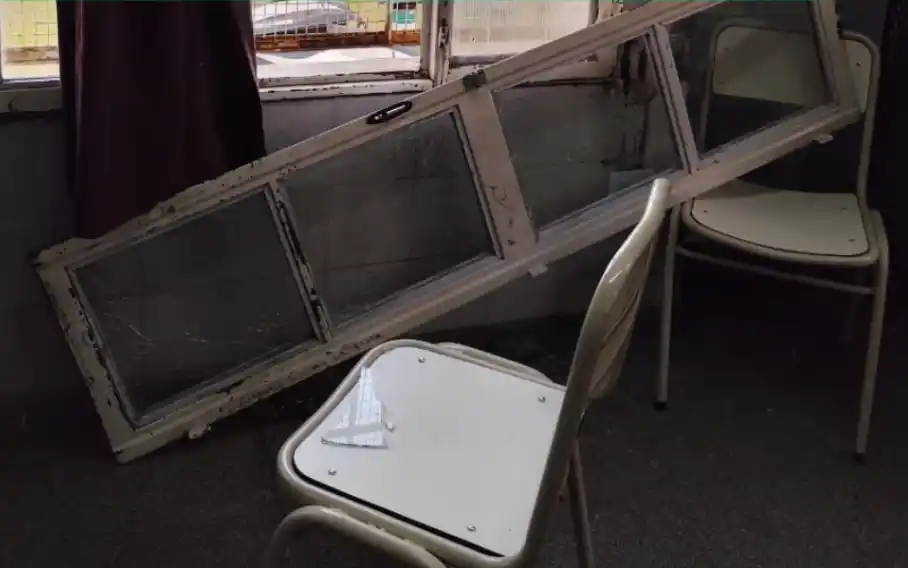 La ventana caída: el estado de la escuela es defectuoso