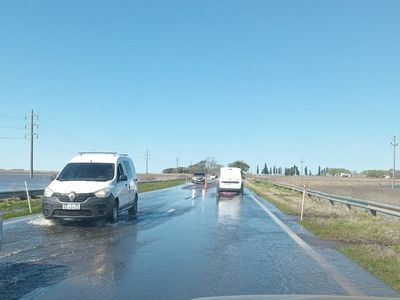 La ruta 8 sigue con tránsito asistido y agua sobre la calzada