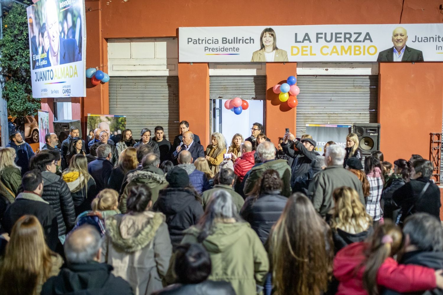 Juan Almada inauguró local y convocó a protagonizar el cambio