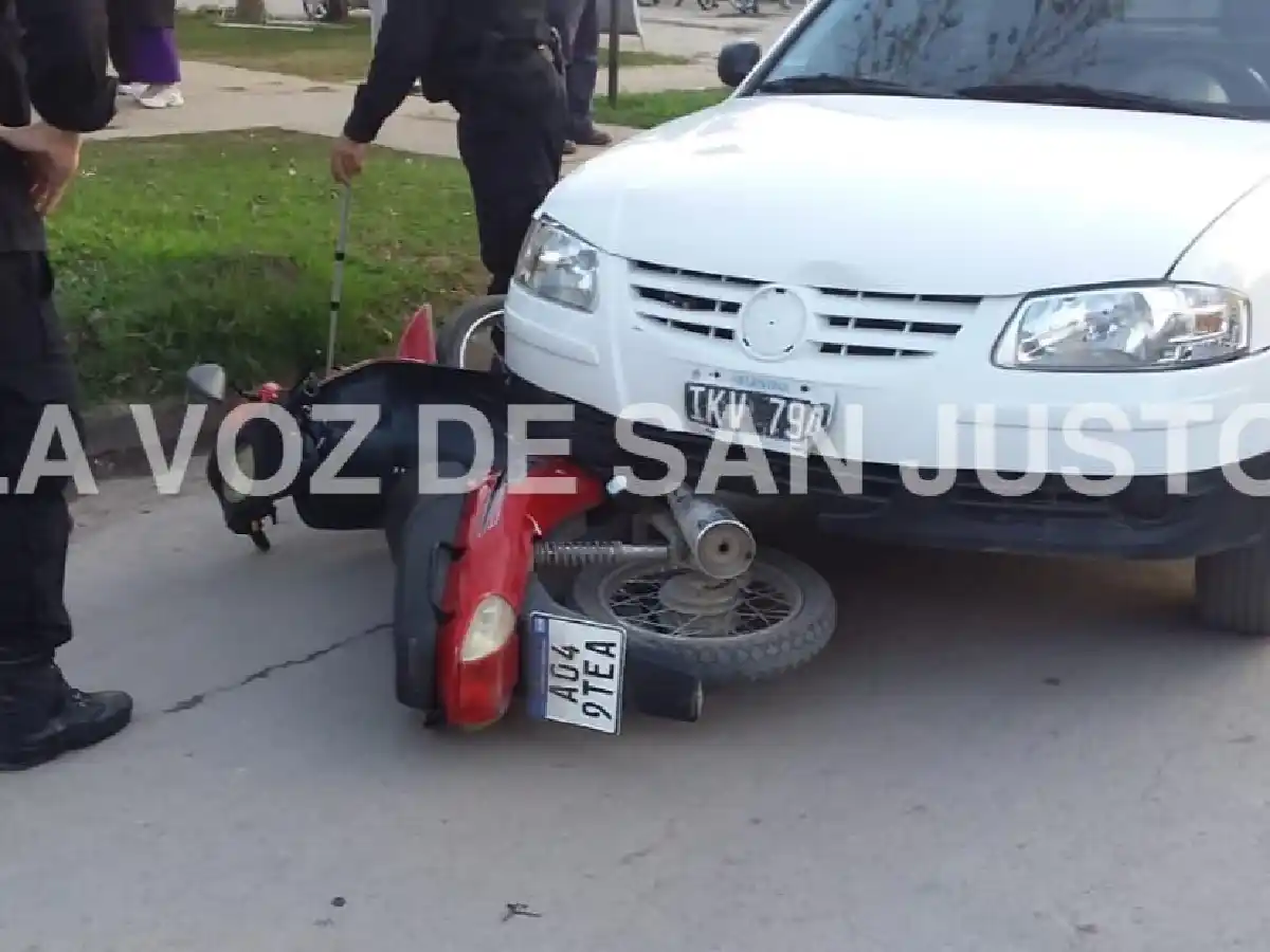Una mujer y sus tres hijitos en moto resultaron heridos al chocar con un auto en Frontera 