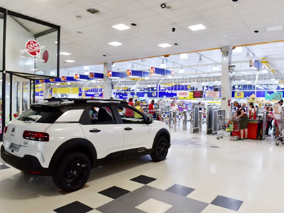 Parra Automotores crece en la ciudad con stand en el Hipermercado