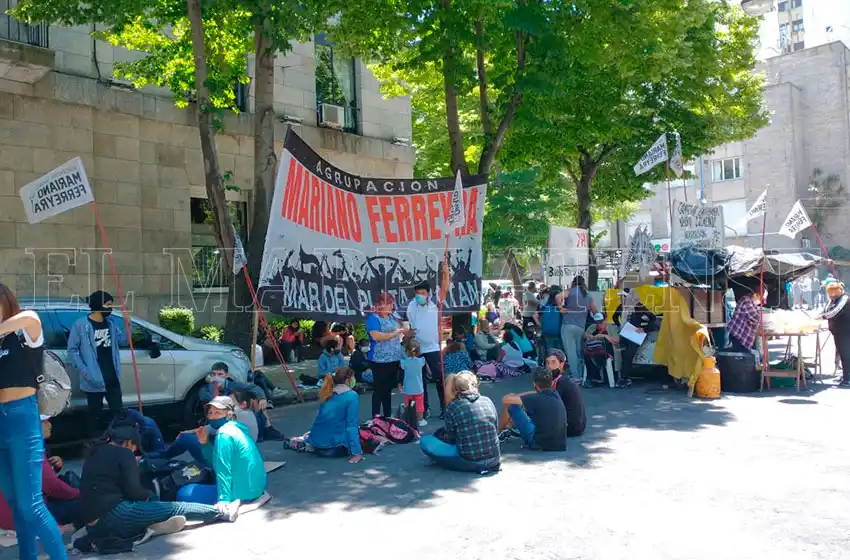 Corte frente a la Municipalidad: reclaman un aumento de los programas sociales