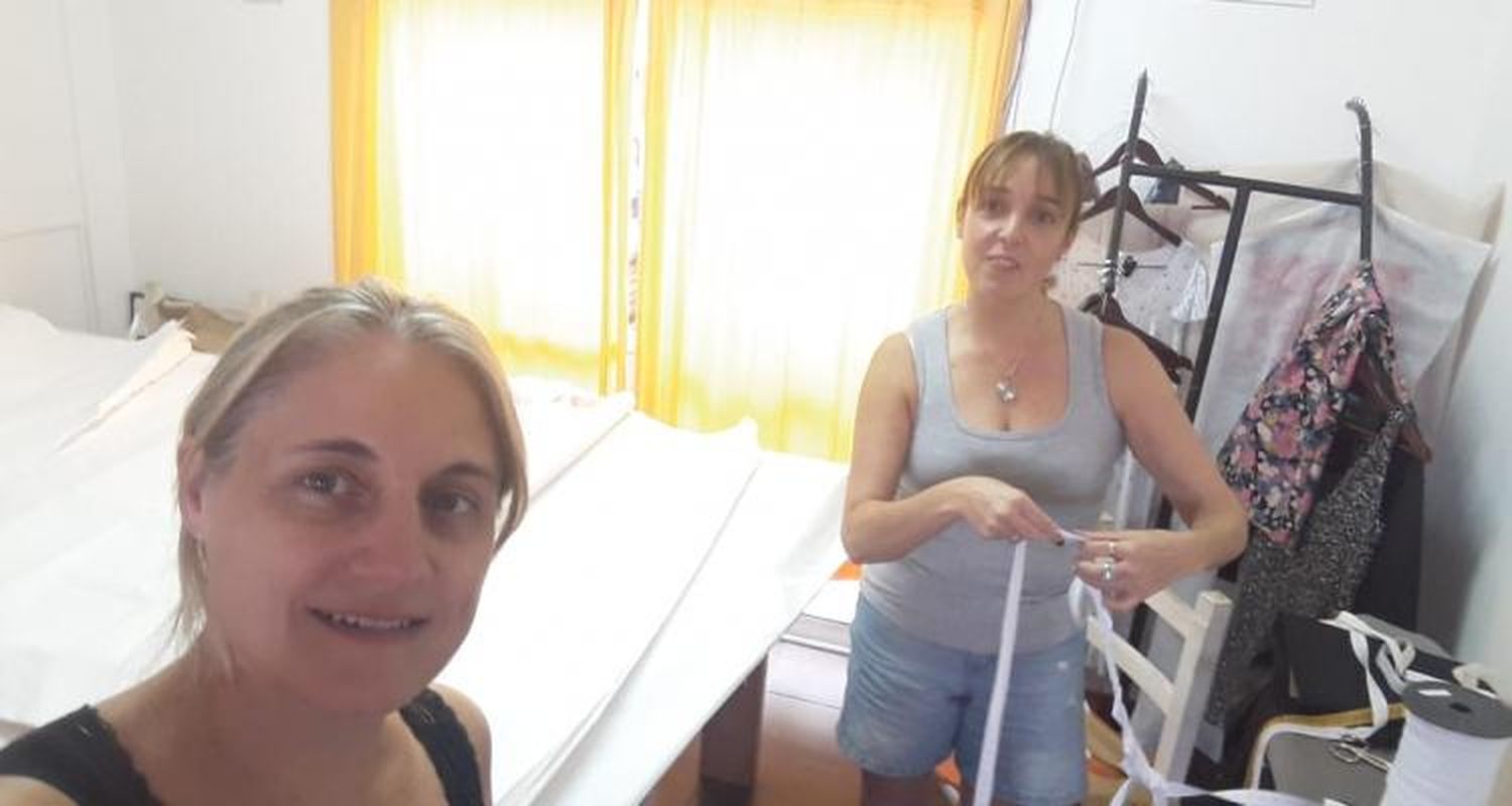 Profesoras y alumnas de costura del CFP 401 cosen sábanas para el Hospital