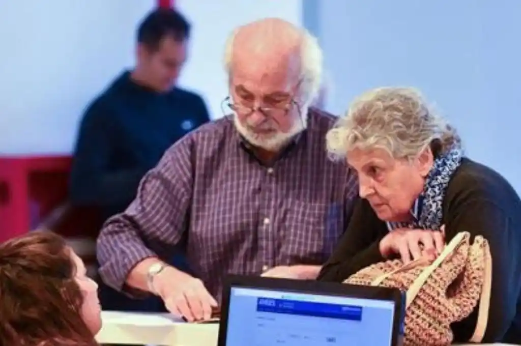 El Gobierno oficializó el pago de un bono de 10 mil pesos para los jubilados