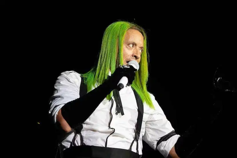 Elvis Crespo se tiñó el pelo y se volvió viral en las redes.