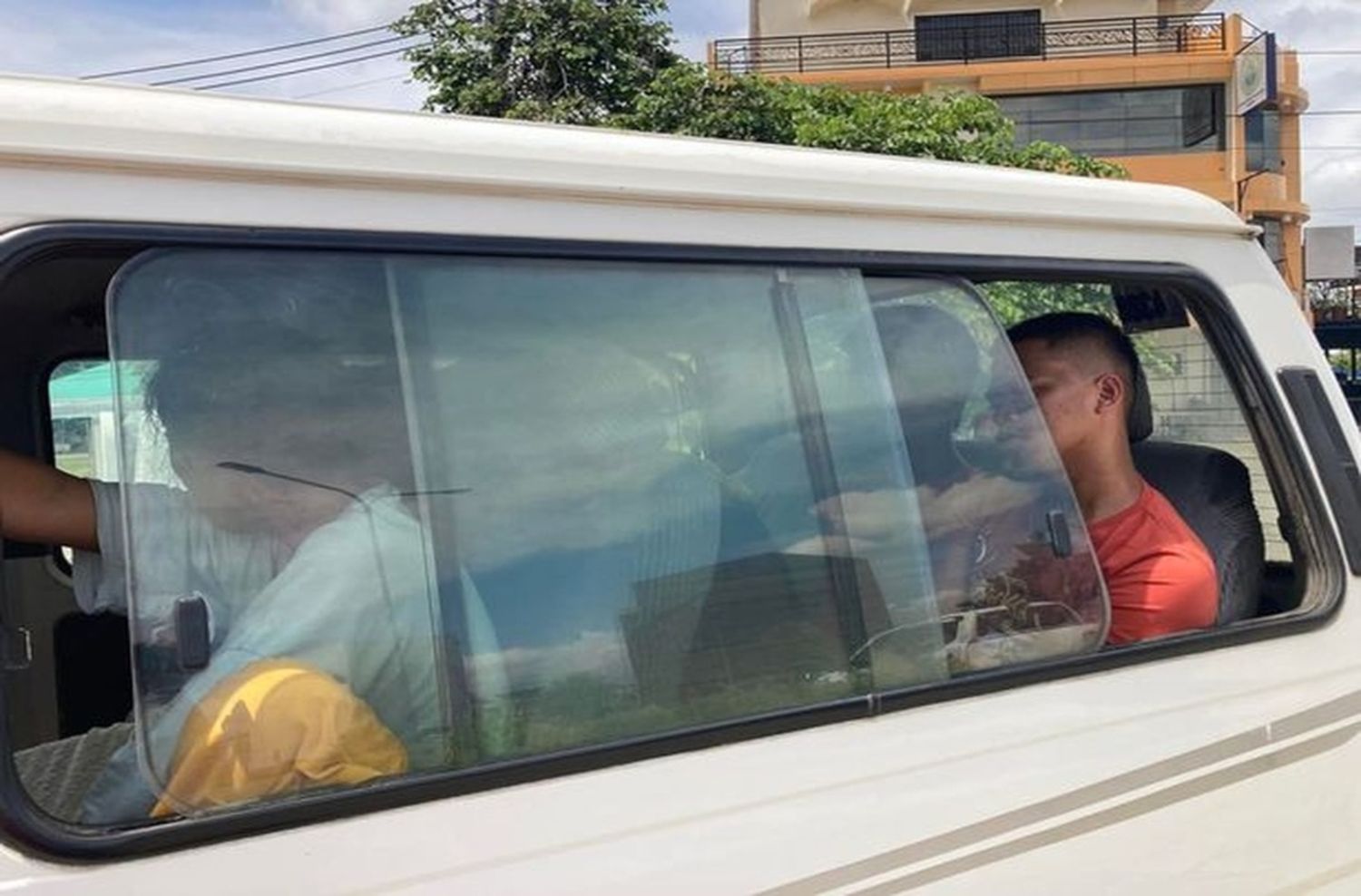 Una abuela fue quemada viva por su hijos y sus nietos en un ritual macabro