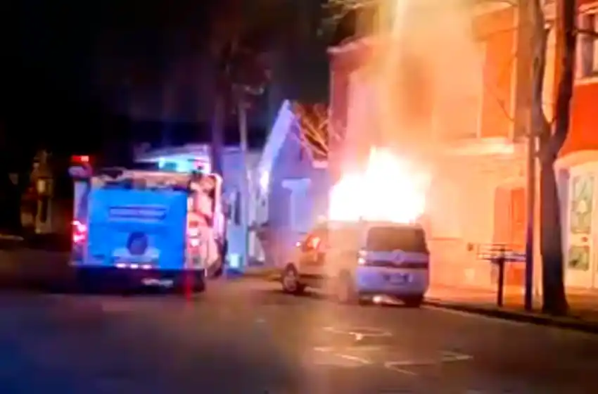 Buscan al dueño de un auto que se incendió por completo en pleno centro de Mar del Plata