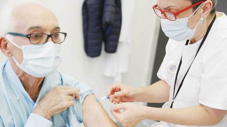 Adultos mayores desde 77 años en adelante 
pueden recibir su dosis de vacuna antigripal