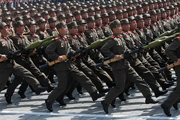 En esta imagen de archivo, soldados norcoreanos marchan por la plaza Kim Il Sung de Pyongyang durante un desfile militar