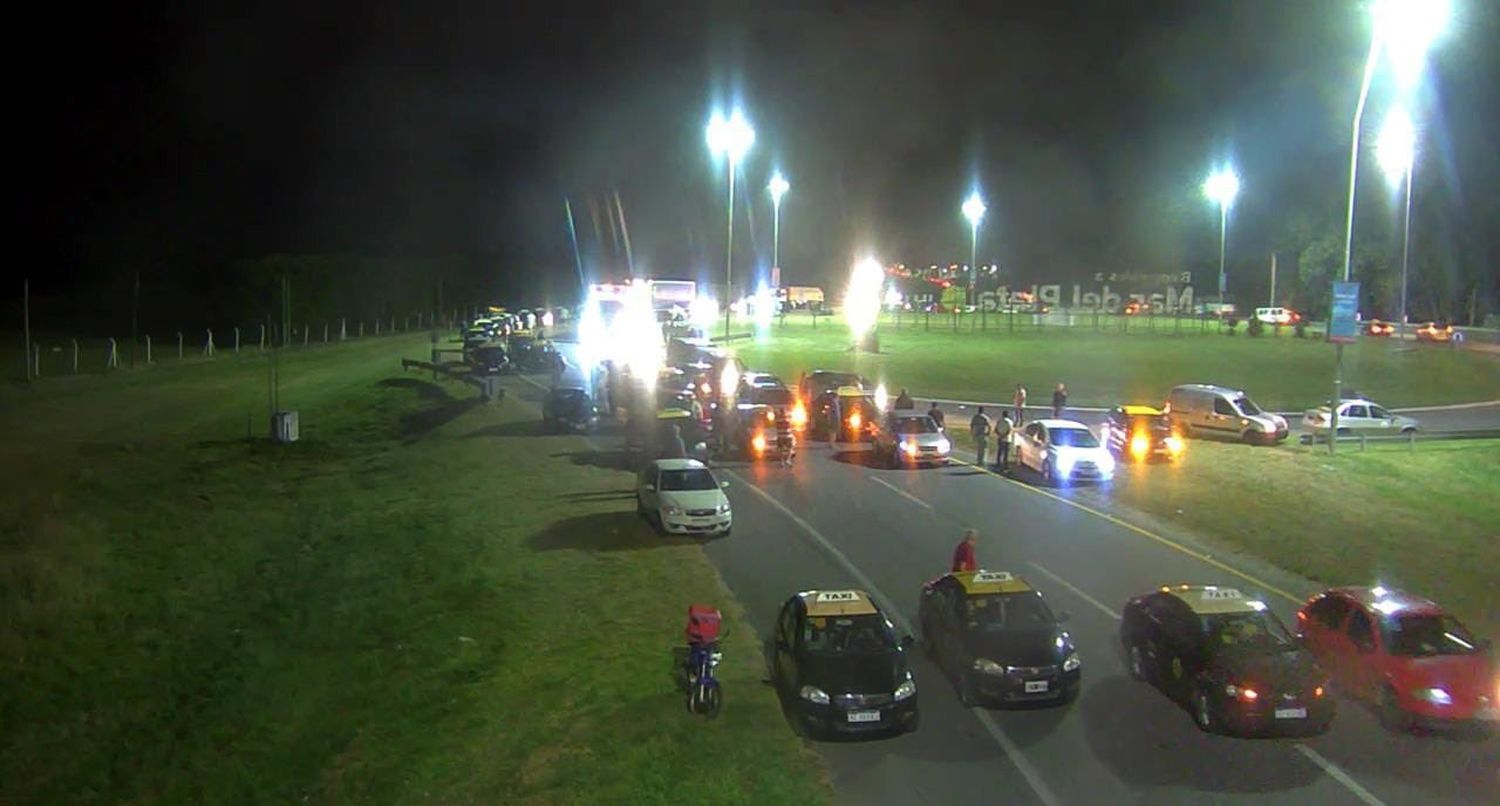 Taxistas levantaron el corte de ruta de acceso a Mar del Plata pero la disputa con el municipio continúa: “No vamos a aceptar extorsiones”, dijo el intendente