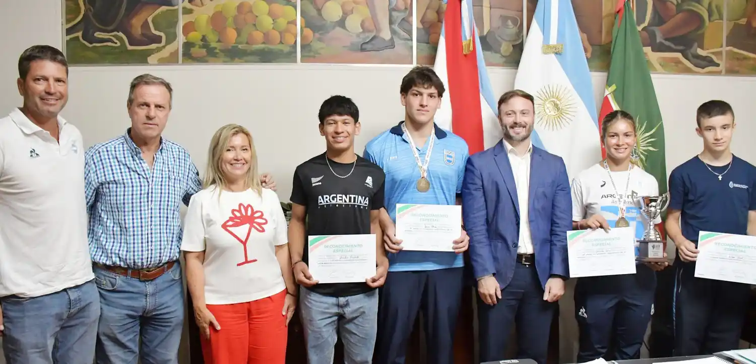 Azcué entregó reconocimientos a deportistas integrantes de la escuela municipal de atletismo