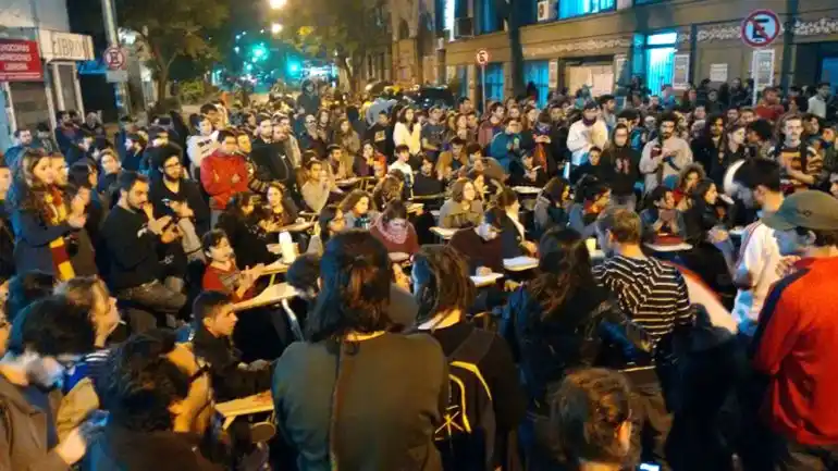 Estudiantes toman Filosofía de la UBA en reclamo por más presupuesto