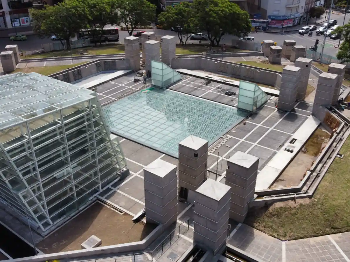 Ciudad de Córdoba: pasaron más de 40 años para la recuperación de los tótems de Plaza España