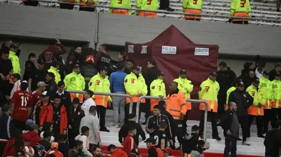 Suspendieron el partido entre River y Defensa y Justicia por la muerte de un hincha en el estadio Monumental
