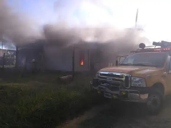 Un niño prendió fuego un colchón y quemó la casa