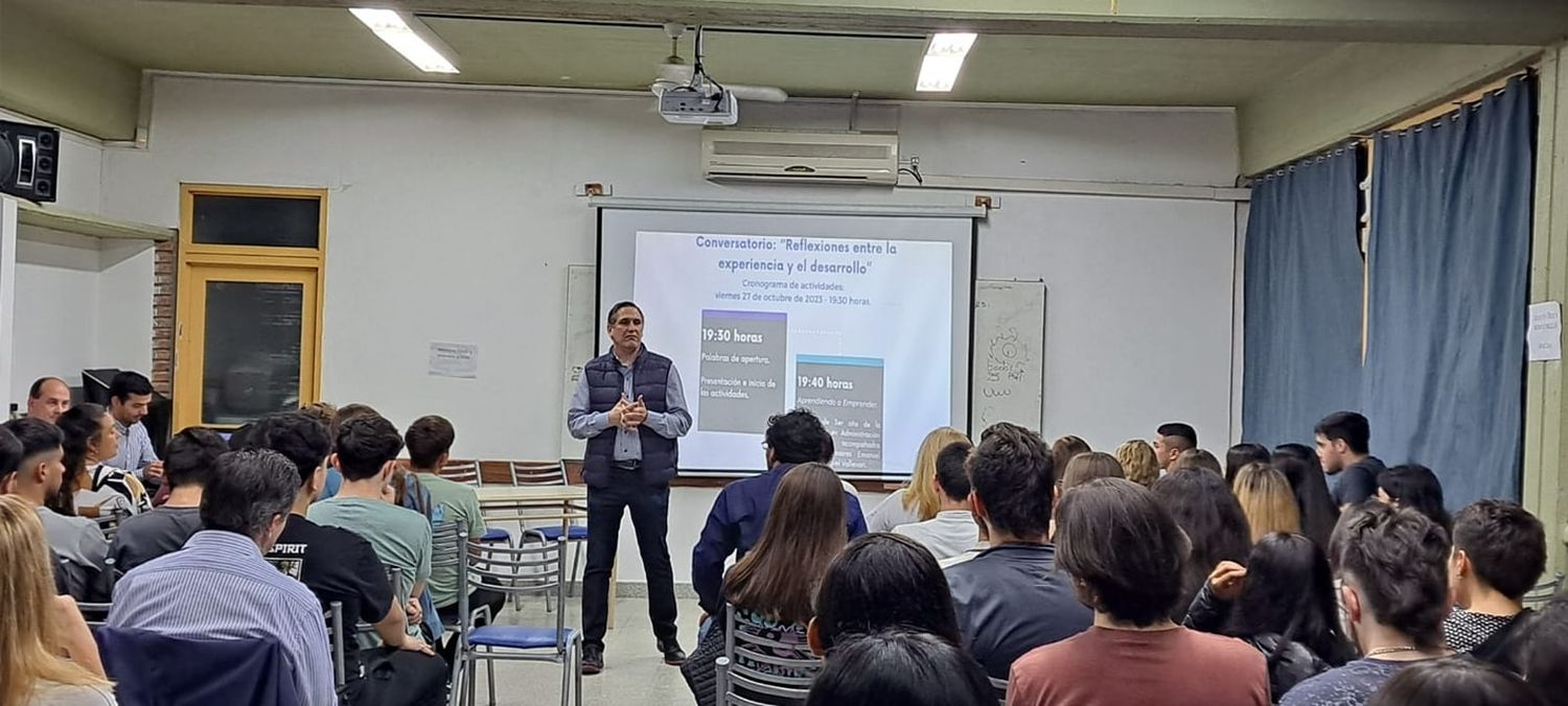 Se realizó un Conversatorio entre estudiantes y docentes