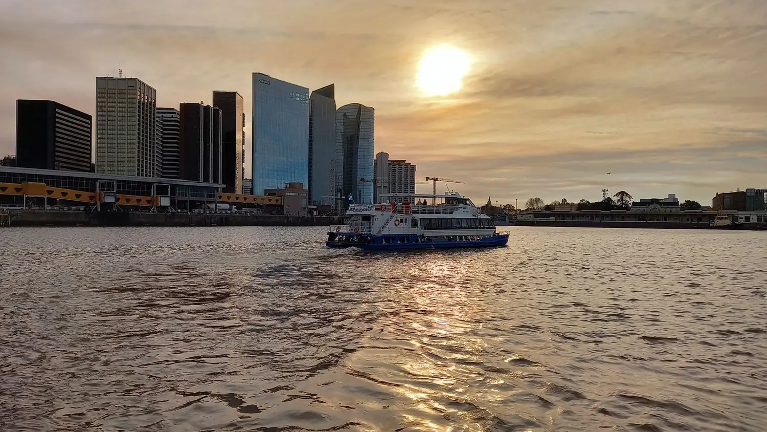 Un paseo distinto: el catamarán une Puerto Madero con La Boca y regala vistas únicas de la Ciudad al atardecer. Ideal para grandes y chicos.