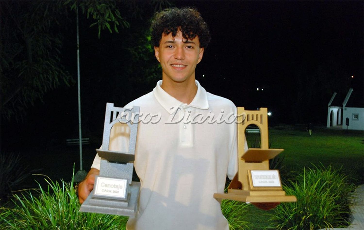 Trípano posa con ambos trofeos, luego de ser elegido como el deportista del año