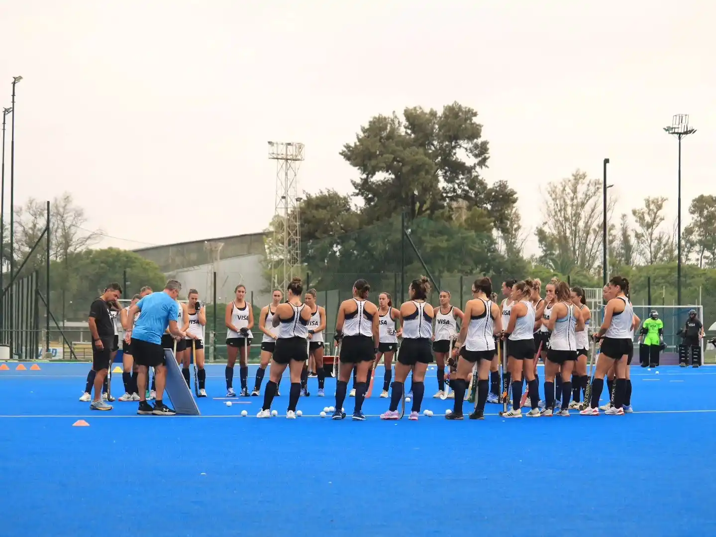 Las Leonas debutaban en la madrugada.