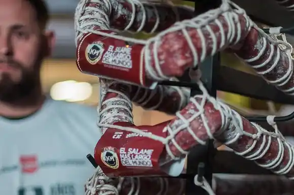 Tandil quiere tener el salame más largo del mundo: debe romper el récord de San Andrés de Giles quien llegó a 470 metros