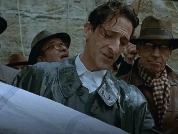 Adrien Brody protagoniza "El brutalista"; una de las películas con más chances de ganar el Oscar.