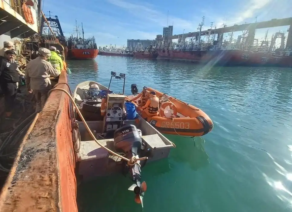 Durante la travesía, la embarcación sufrió una falla mecánica que la dejó a la deriva en condiciones climáticas adversas.