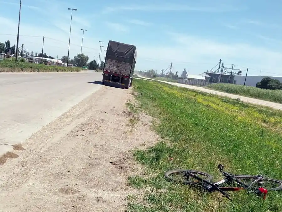 Rodados, involucrados en la colisión de esta tarde, en avenida de Circunvalación, de Quequén
