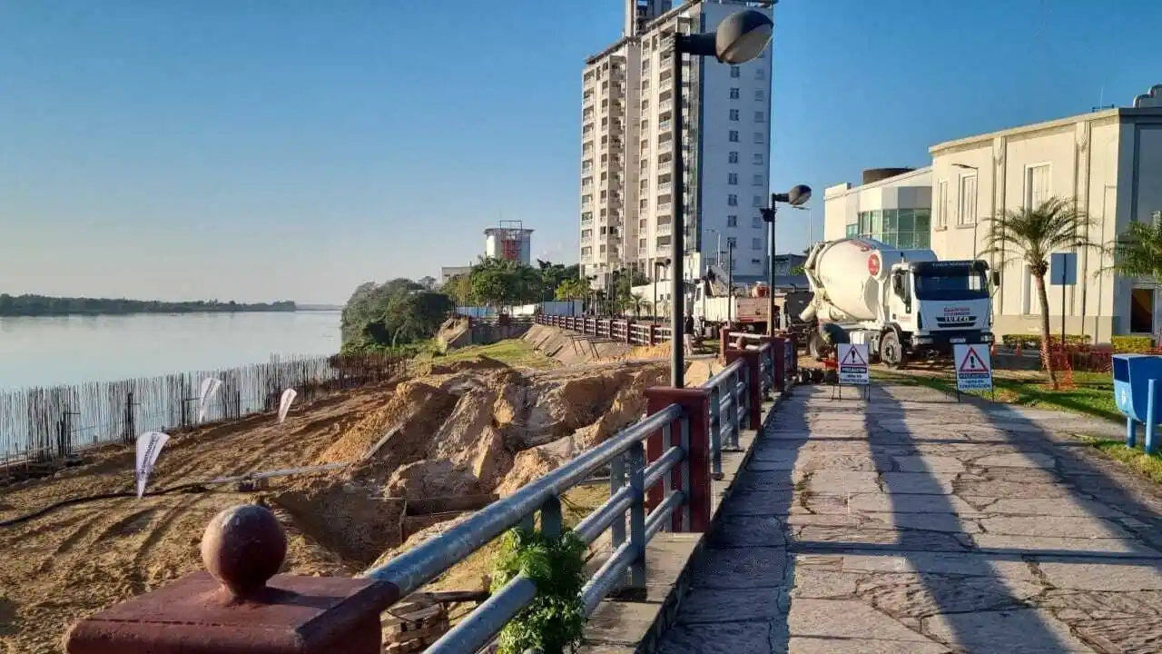 Avanzan las obras en el muro de contención en la costanera capitalina