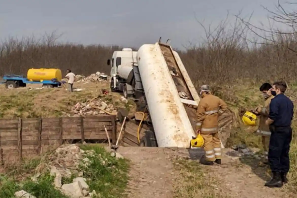 Cedió un puente en mal estado, volcó un cisterna y se derramó fertilizante en un arroyo