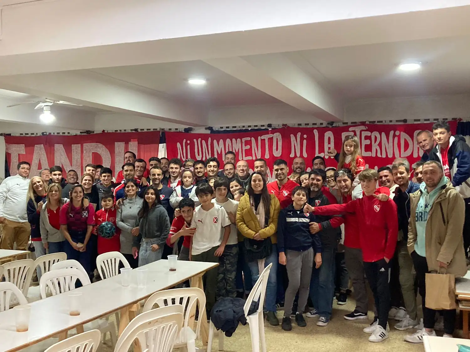 Los simpatizantes rojos se juntaron en el club Gimnasia.
