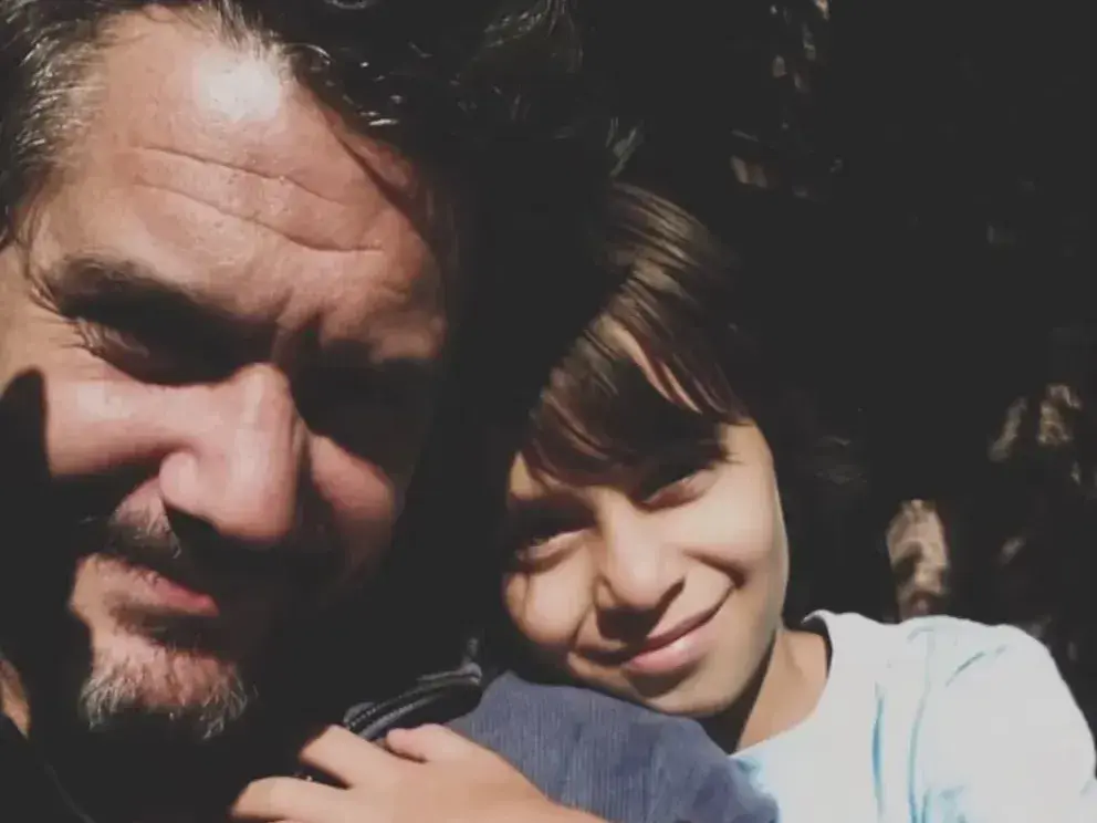 El actor Maxi Ghione posa junto a su hijo Juan en un retrato personal difundido a través de sus redes sociales.