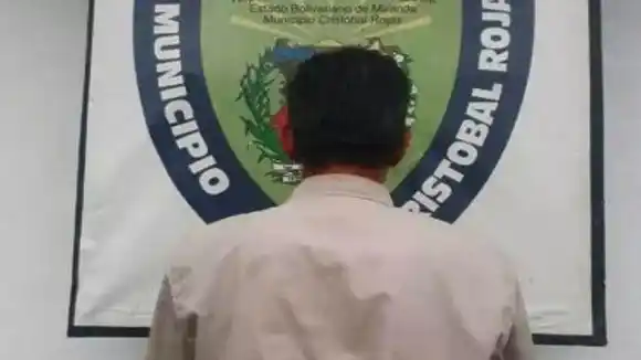 Capturan a profesor de inglés por cometer actos lascivos contra al menos 20 niños