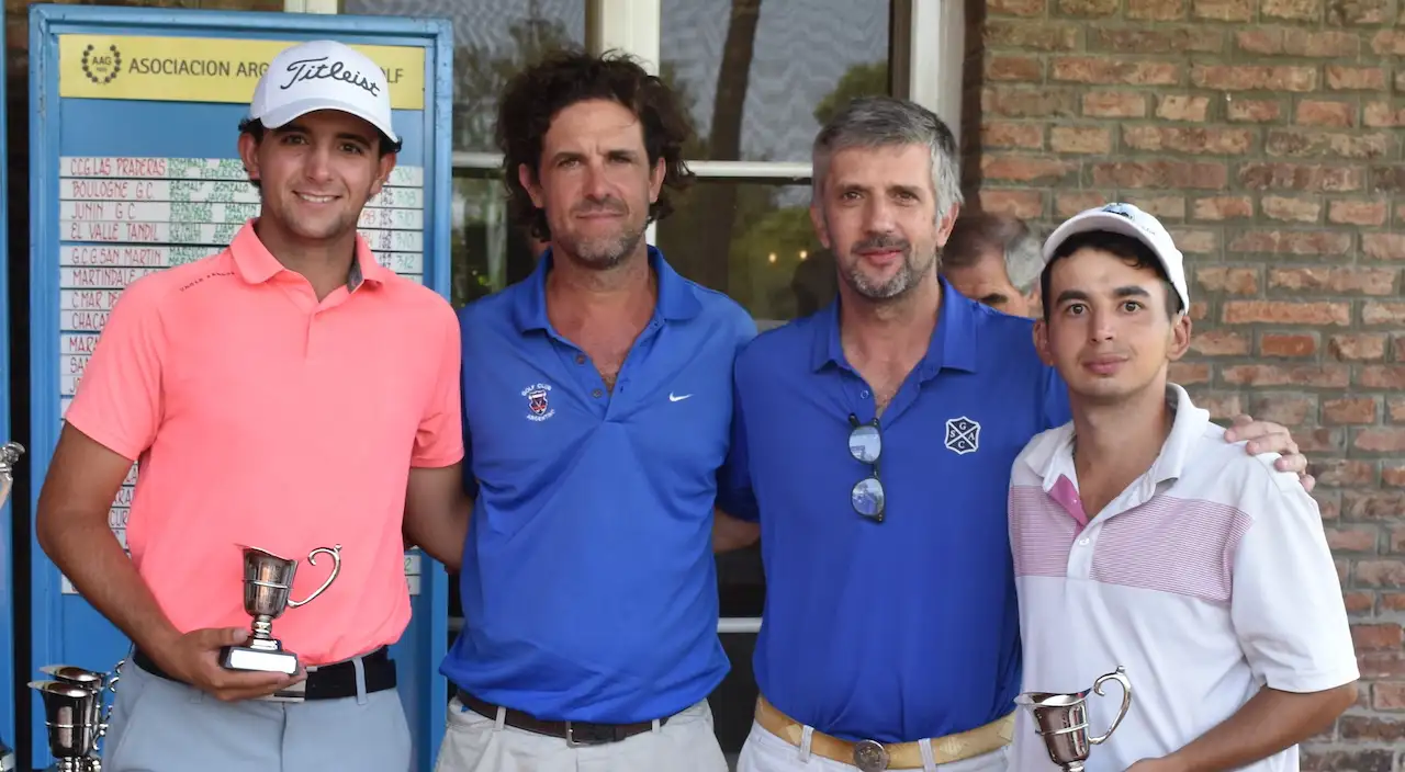 Dabos y Michelini, en los extremos, recibiendo el premio por el segundo puesto.