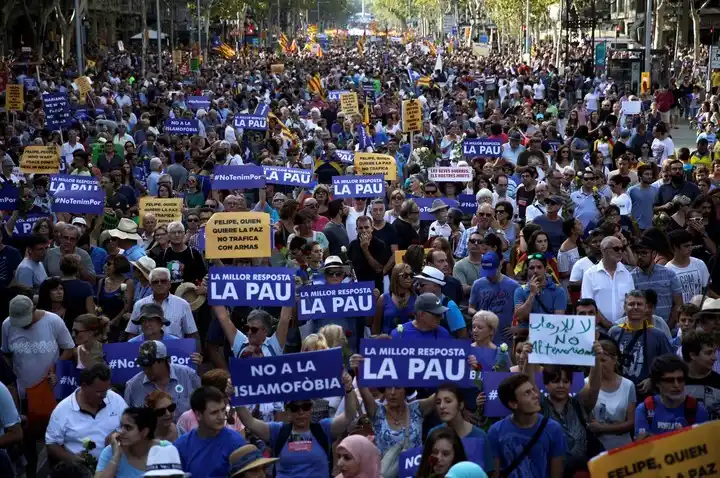Barcelona: multitudinaria manifestación de repudio a los atentados