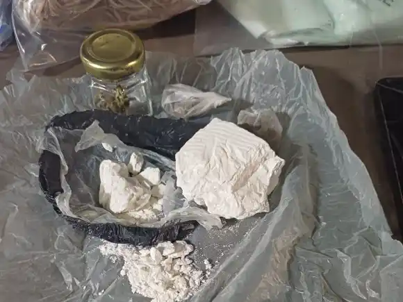 Tres detenidos por venta de drogas en Roldán