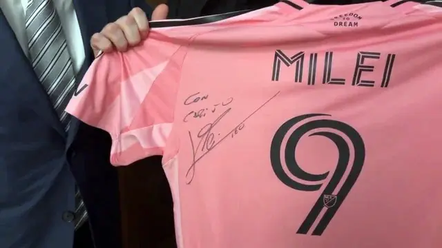 Javier Milei con la camiseta que le firmó Lionel Messi (NA/Redes Sociales)