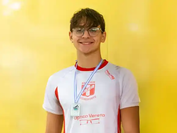 La familia de Matías Bottoni pide ayuda para continuar la rehabilitación del joven nadador en España