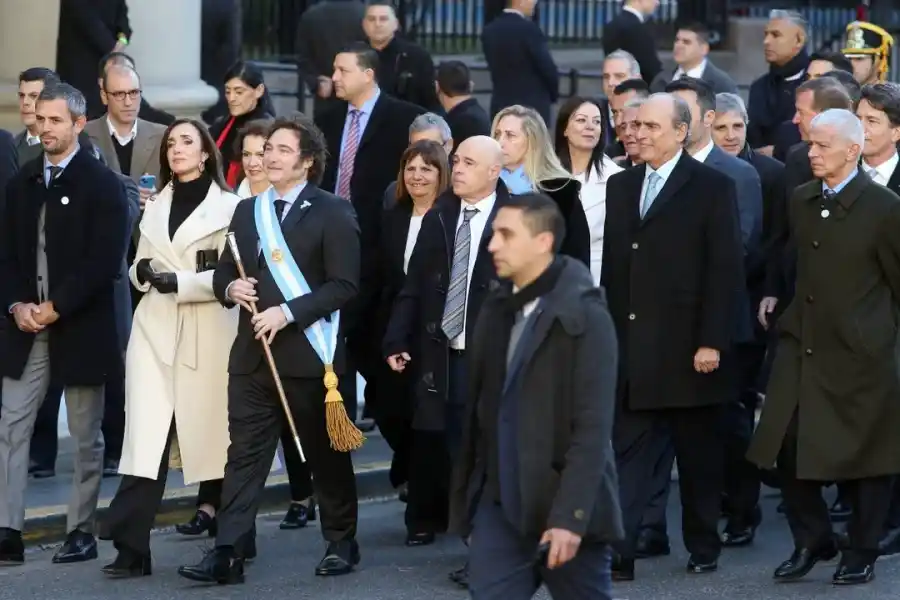 Durante la clásica caminata hasta la Catedral, el jefe de Estado se mantuvo del brazo de la vicepresidenta Victoria Villarruel