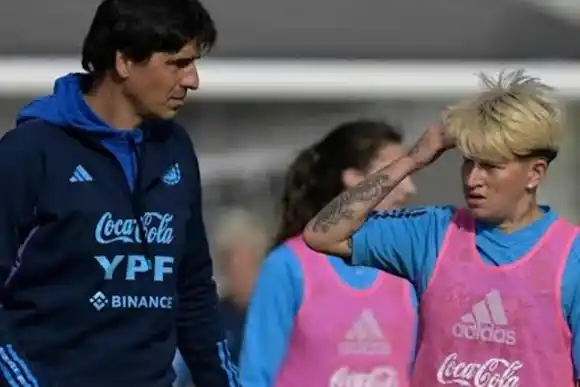 Yamila Rodríguez contra el entrenador de la Selección argentina femenina