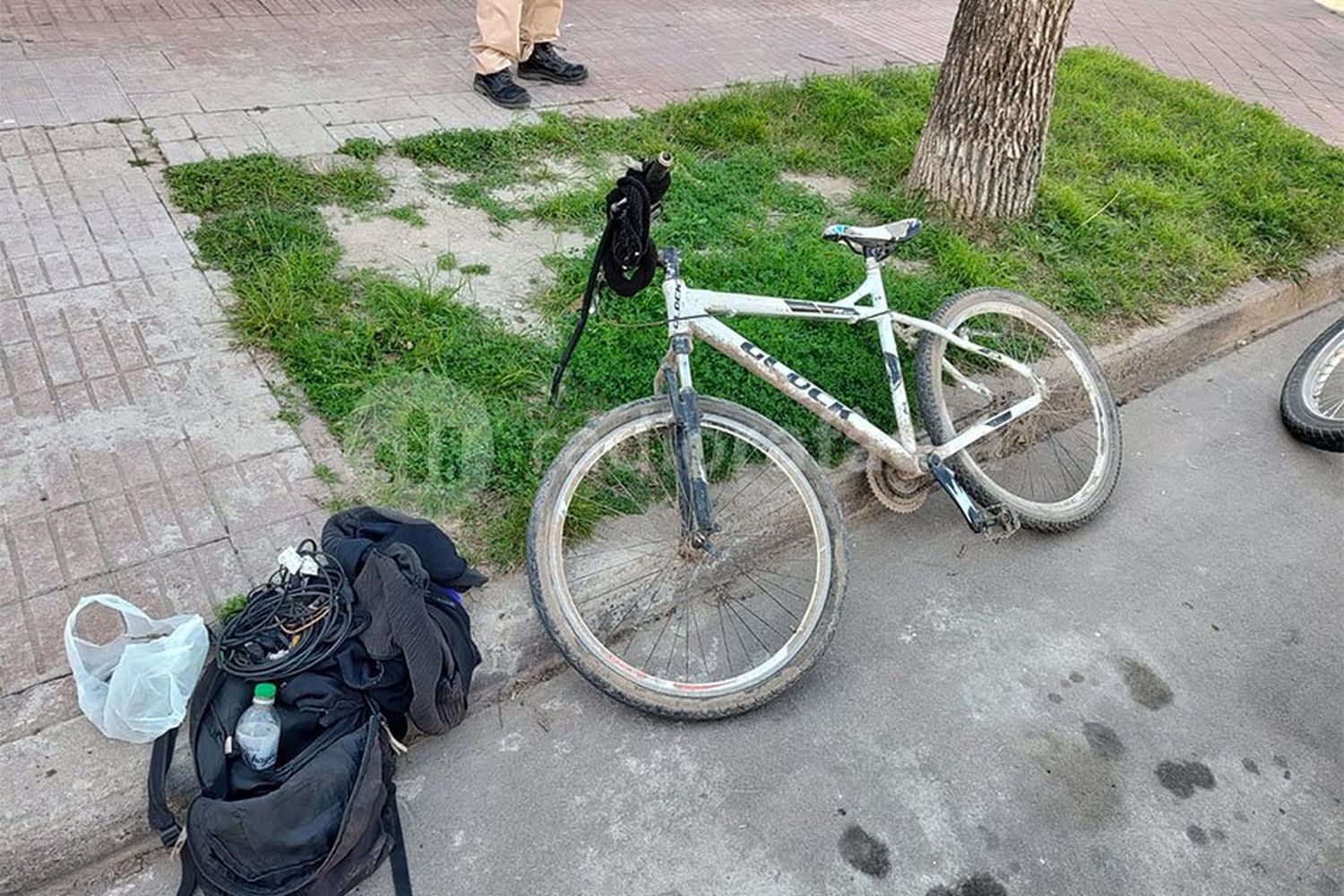 A las vueltas y con una bicicleta a la par: ojos en alerta permitió la detención del sujeto