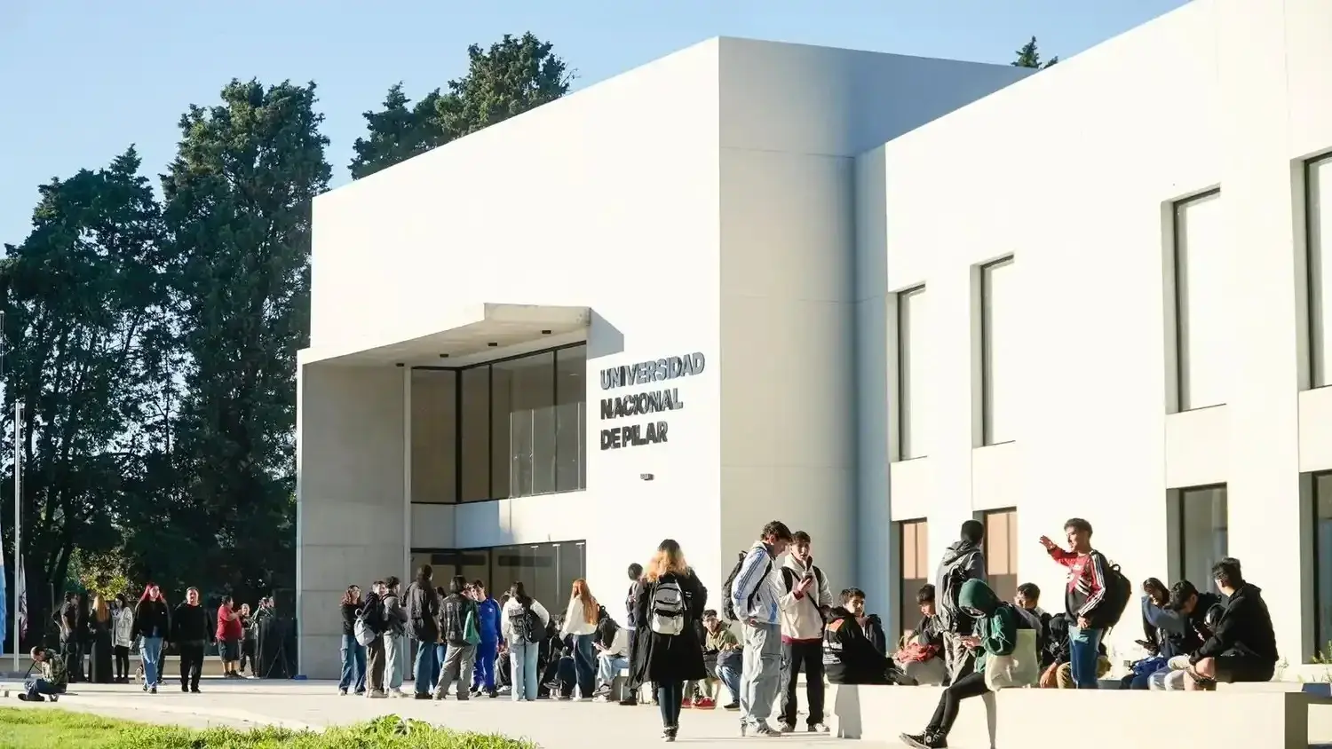 La oferta académica comprende seis carreras pertenecientes a las Facultades de Producción y Tecnología y de Desarrollo Humano.