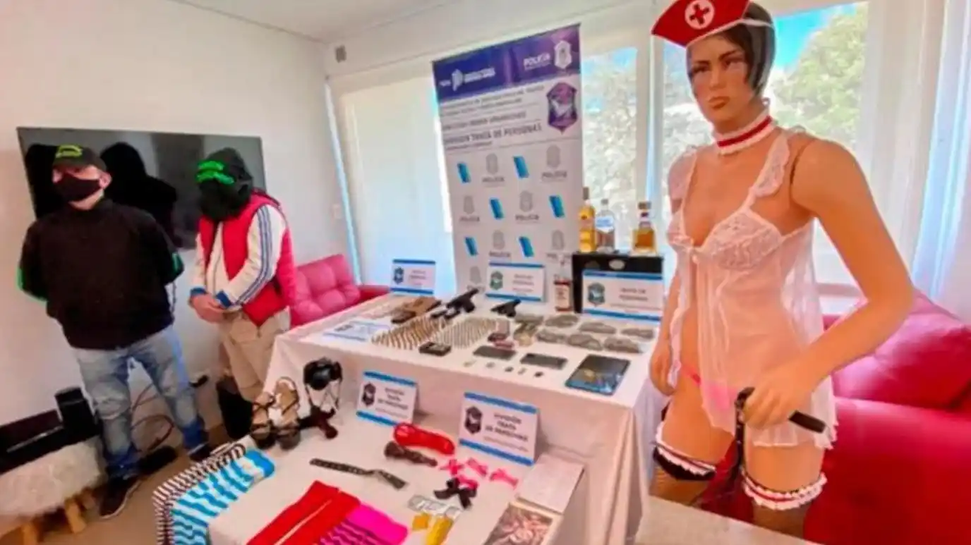 "Tengo una cumbiera que me obedece en todo": los aberrantes mensajes del verdulero del sillón rojo