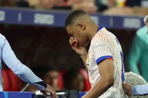 SANGRE, SUDOR Y TRIUNFO: El accidentado regreso de Mbappé al fútbol