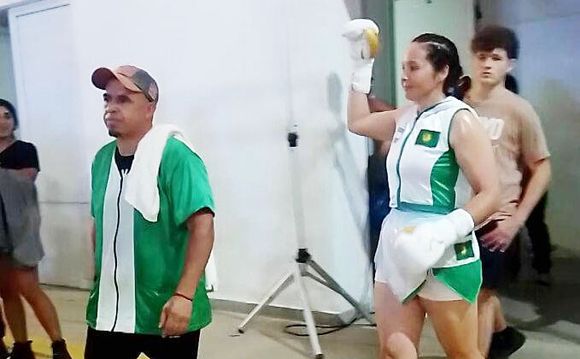 “La Maquinita” Alvarez le ganó por puntos a María “La Mala” Ruíz