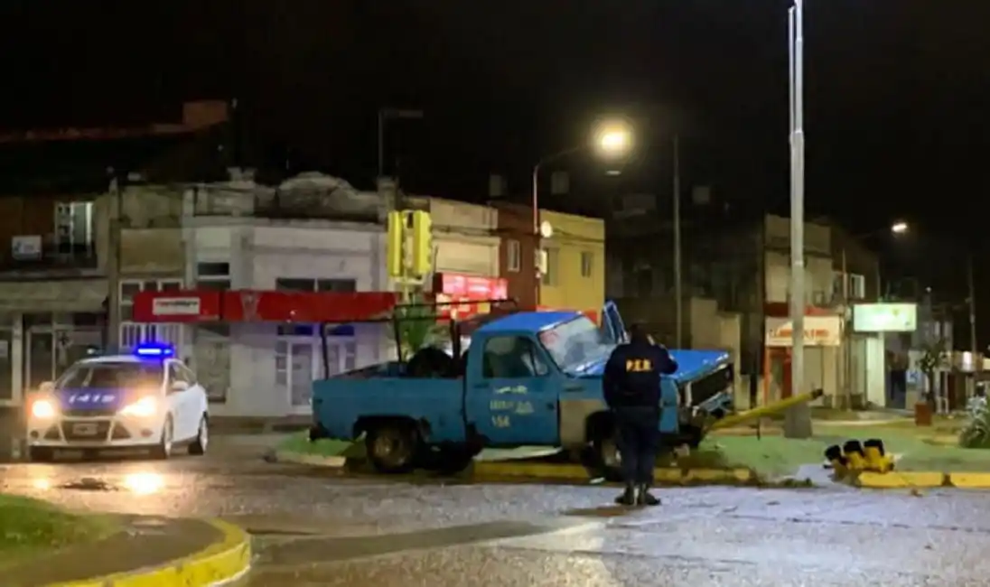 Una camioneta subió a una rotonda y terminó derribando un semáforo