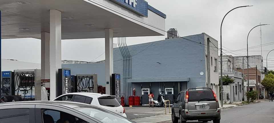 Suben impuestos y aumentan los combustibles: cuánto costarán la nafta y el gasoil en enero