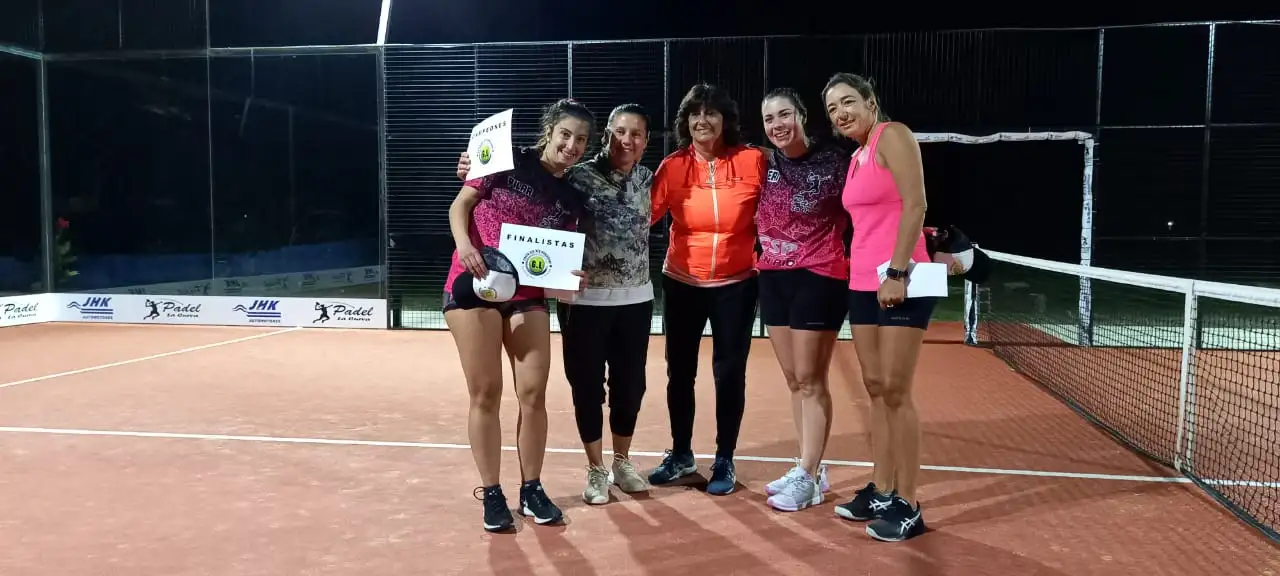 En el Complejo "La Curva" se desarrollaron atractivos partidos de Pádel por el clasificatorio. Buena labor de las damas en las diferentes categorías.