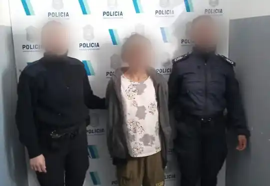 La detenida había ingresado al domicilio tras romper la puerta de ingreso a la casa.