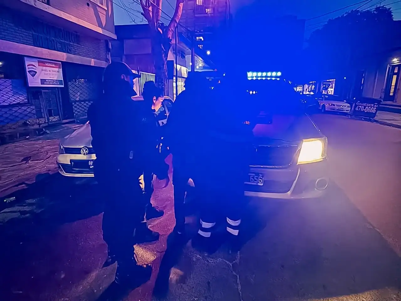 Al arribar al lugar, los agentes identificaron a dos hombres y una mujer.